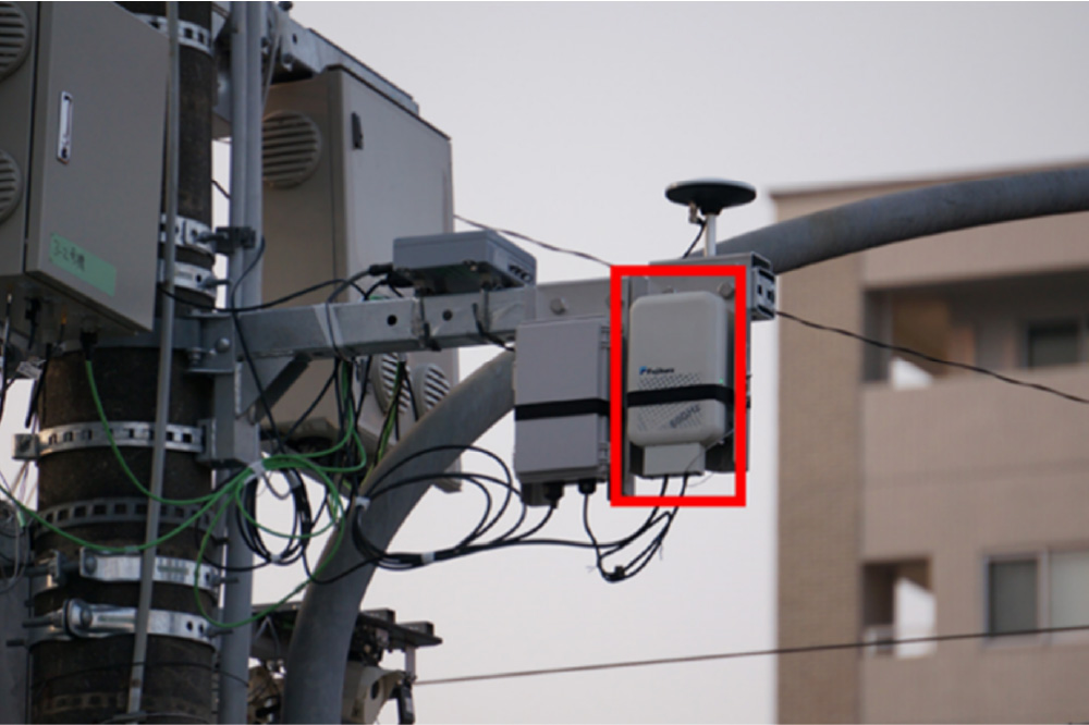 姫路市安全運転支援実証での当社60GHzミリ波無線通信装置